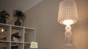 A reception desk with a decorative lamp and a sign reading "DIMORA DONNA DORA". - Dimora Donna Dora (San Martino in Pensilis)