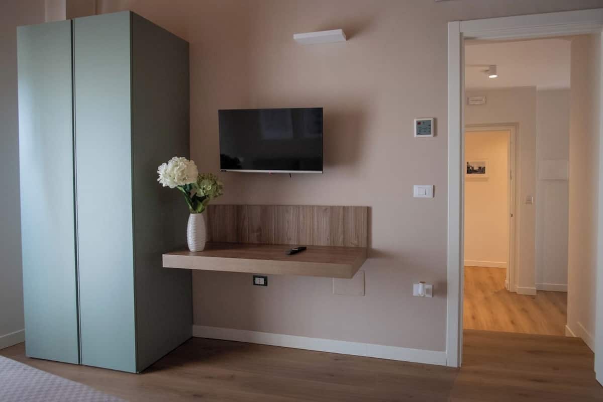 1 bedroom, in-room safe, desk, iron/ironing board