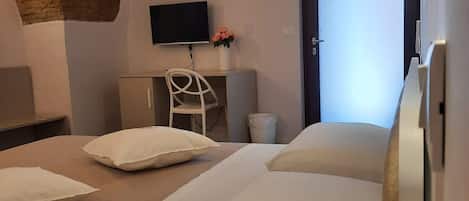 Classic Room | 1 bedroom, in-room safe, desk, iron/ironing board