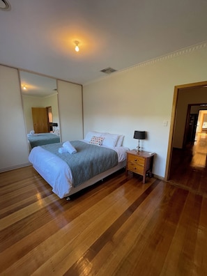 4 bedrooms, desk, iron/ironing board, WiFi - Spacious Home Close to CBD and River Front (Mildura)