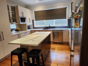 Fridge, microwave, oven, stovetop - Spacious Home Close to CBD and River Front (Mildura)