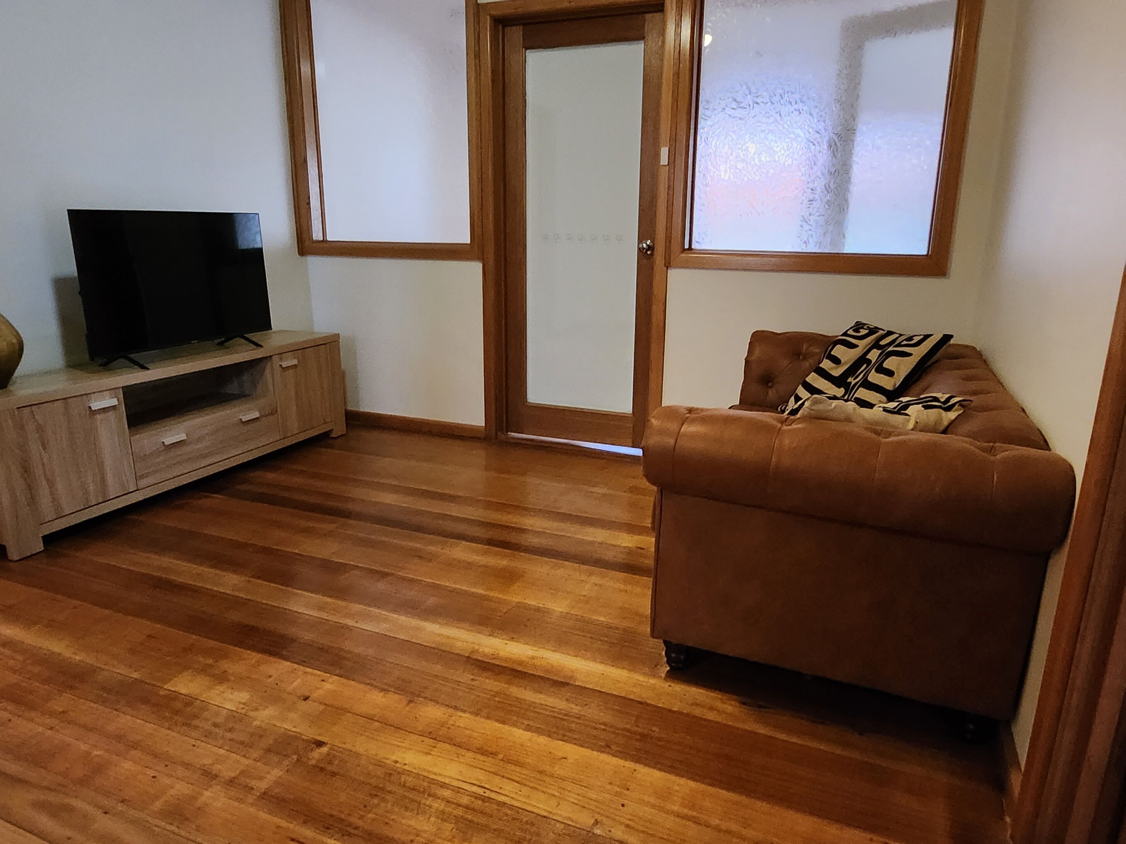 TV connectée, table de tennis de table, livres