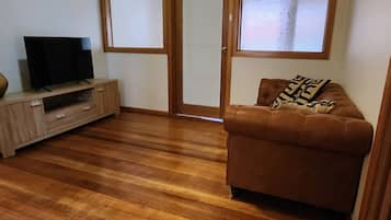 TV connectée, table de tennis de table, livres