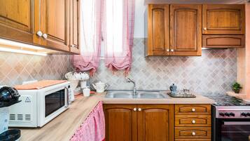 Frigorifero, microonde, forno, piano cottura