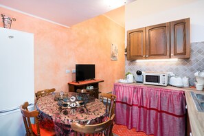 Dining - Holiday Apartment "Su Nidu Nou" with Wi-Fi & A/C (Dorgali)