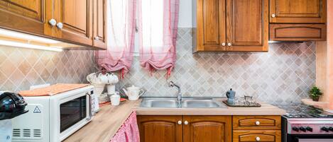 ثلاجة، ميكروويف، فرن، موقد طهي مسطح