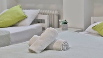 3 habitaciones, tabla de planchar con plancha y cuna de viaje