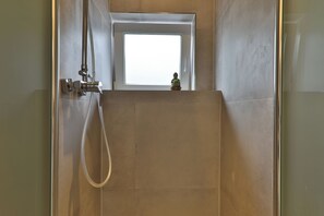 Shower, hair dryer, towels, soap - Big Family Suite with 7 beds in the center of Göppingen (Göppingen)