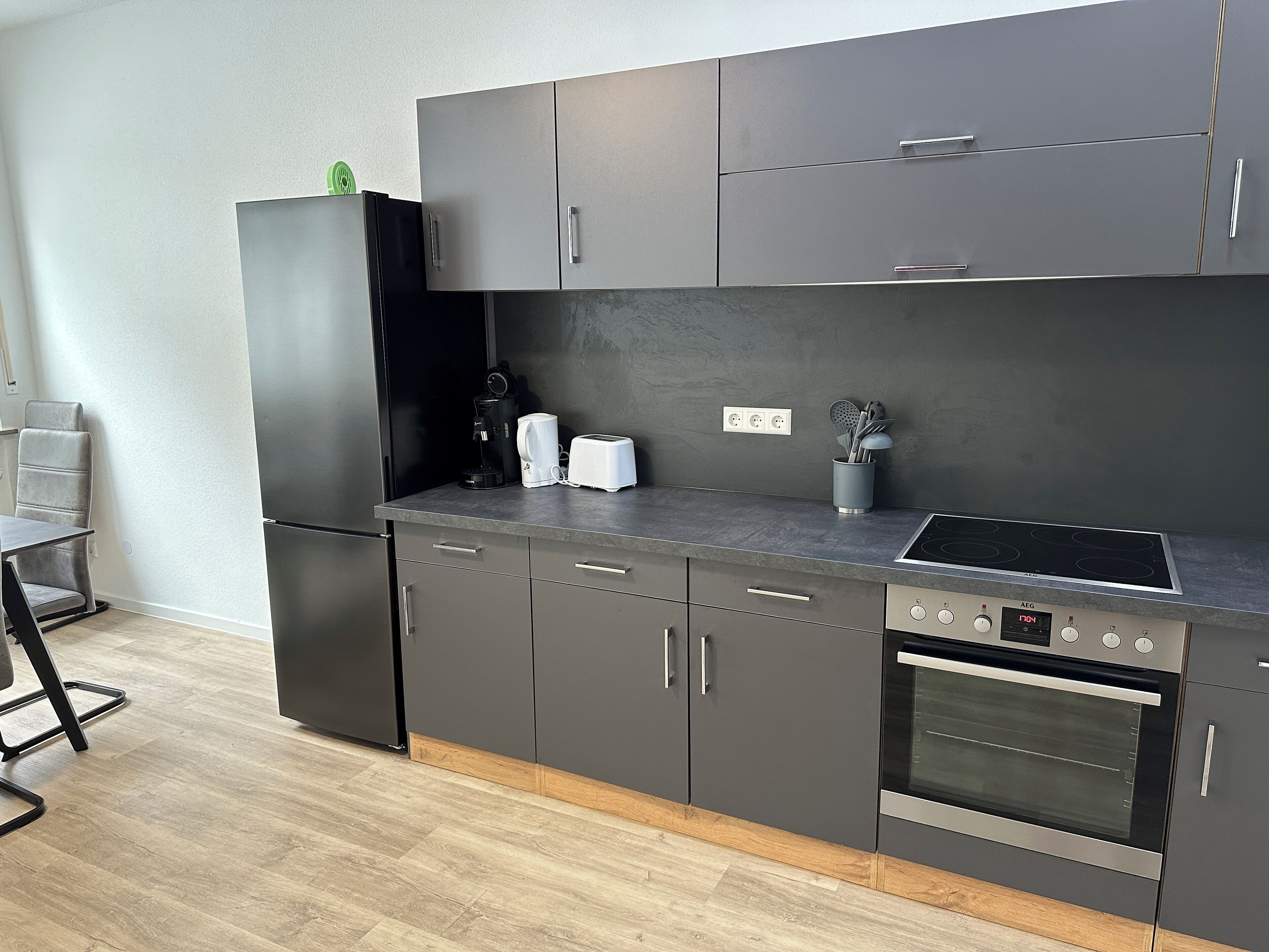 Kühlschrank, Mikrowelle, Ofen, Herdplatte