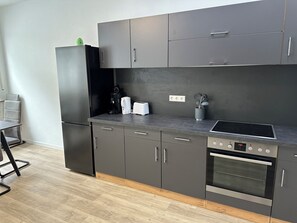 Fridge, microwave, oven, stovetop - Big Family Suite with 7 beds in the center of Göppingen (Göppingen)