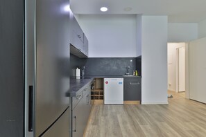 Fridge, microwave, oven, stovetop - Big Family Suite with 7 beds in the center of Göppingen (Göppingen)