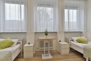 3 slaapkamers, een strijkplank/strijkijzer, reisbedje, gratis wifi