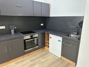 Een koelkast, een microgolfoven, een oven, een kookplaat