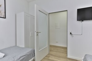 2 habitaciones, tabla de planchar con plancha y cuna de viaje