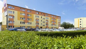 Un hôtel à plusieurs étages avec un parking situé à l’avant.