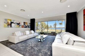 Smart TV, fireplace, offices - Lake Palm Resort Luxury Waterfront on 3 acres (Dora Creek)