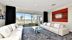 Smart-TV, Kamin, Tischtennisplatte