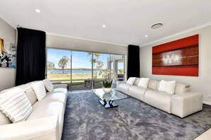 Smart TV, fireplace, offices - Lake Palm Resort Luxury Waterfront on 3 acres (Dora Creek)