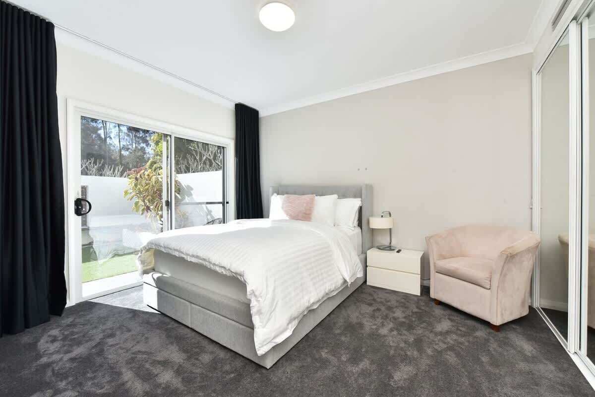 6 bedrooms, desk, iron/ironing board, WiFi (free)