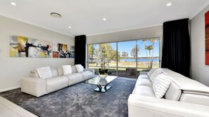 TV connectée, cheminée, table de tennis de table