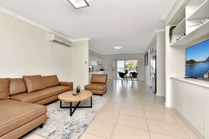 Smart TV, fireplace, offices - Lake Palm Resort Luxury Waterfront on 3 acres (Dora Creek)