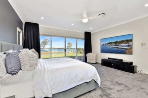 6 bedrooms, desk, iron/ironing board, free WiFi