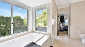 Een bad, milieuvriendelijke toiletartikelen, een haardroger, zeep
