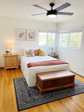 2 Schlafzimmer, Schreibtisch, Bügeleisen/Bügelbrett, Reisekinderbett