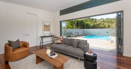 Augusta Private Acre Escape in Mount Martha with pool