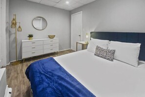 2 bedrooms, iron/ironing board, free WiFi, bed sheets - Charming Getaway: Bespoke Comfort, Prime Location (Stamford)