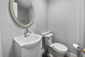 Regadera, secadora de cabello, toallas, jabón