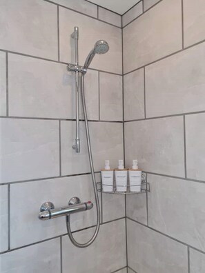 Shower - Modern bungalow, large garden and off road parking (Norwich)