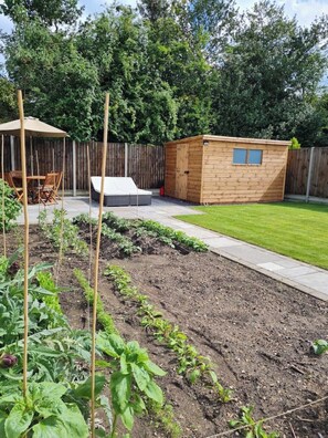 Outdoor dining - Modern bungalow, large garden and off road parking (Norwich)