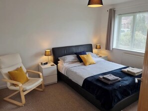 2 bedrooms, iron/ironing board - Modern bungalow, large garden and off road parking (Norwich)