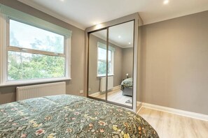 3 bedrooms, desk, iron/ironing board, WiFi - Cozy 3-Bedroom Flat in Willesden Green London (London)