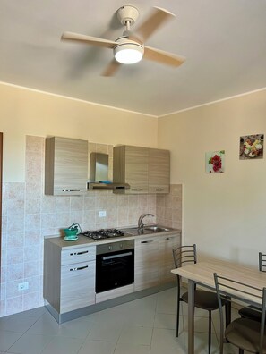 Fridge, oven, stovetop, coffee/tea maker