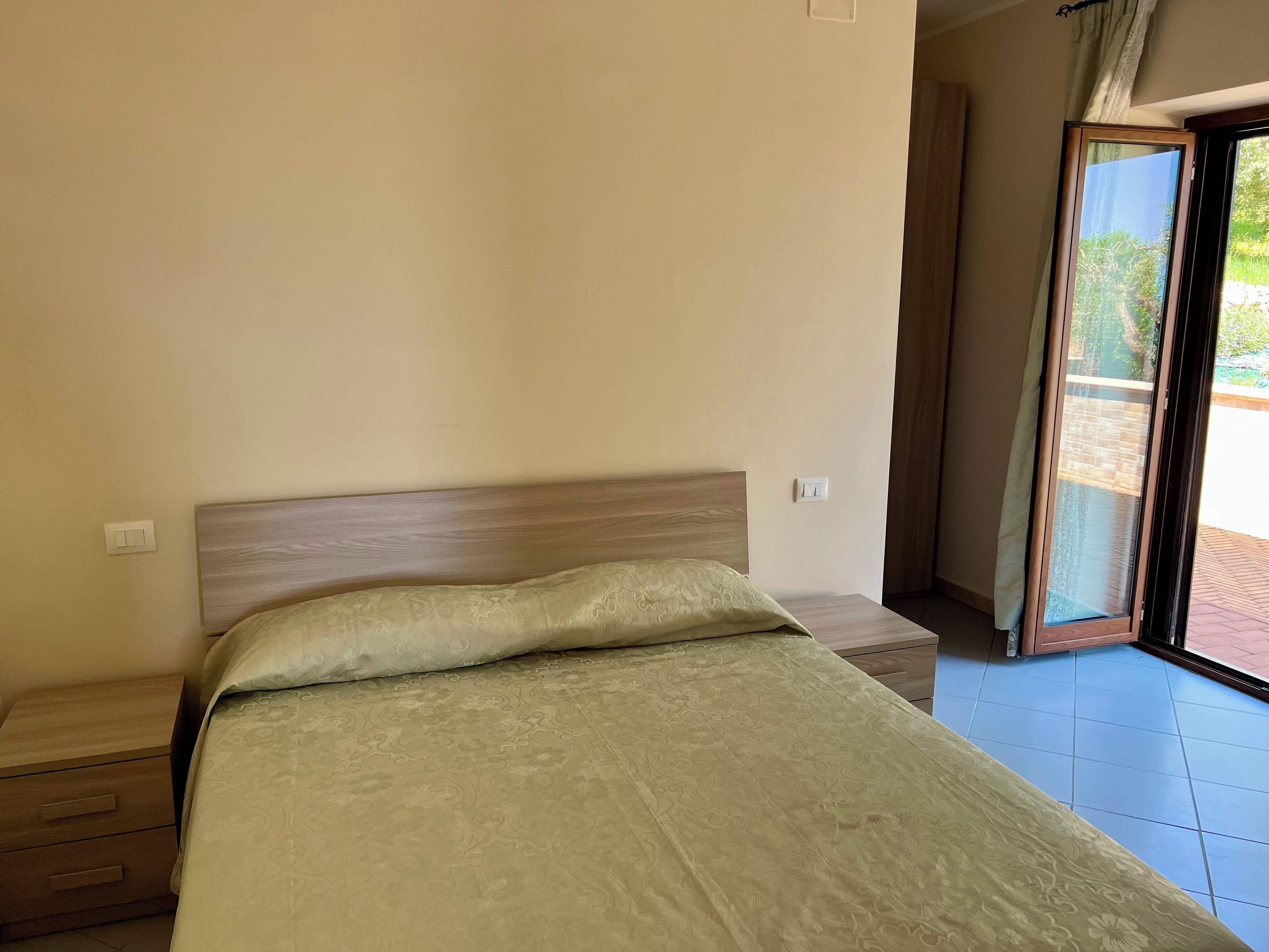 1 bedroom, desk, travel crib, WiFi (free)