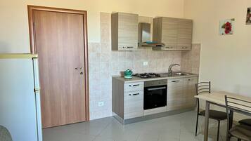 Frigorifero, forno, piano cottura, macchina per tè/caffè