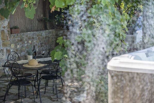 Outdoor dining - A charming Florentine retreat (Firenze)
