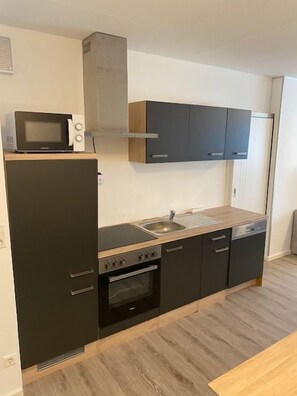 Kylskåp, mikrovågsugn, ugn och spishäll