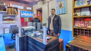 A room with a desk, chair, and various items on shelves. - Hotel Thakur (Manali)