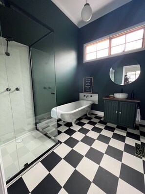 Hair dryer, towels, soap, shampoo - The White House (Bendigo)