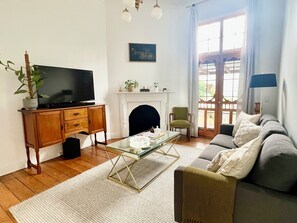 Living area - The White House (Bendigo)