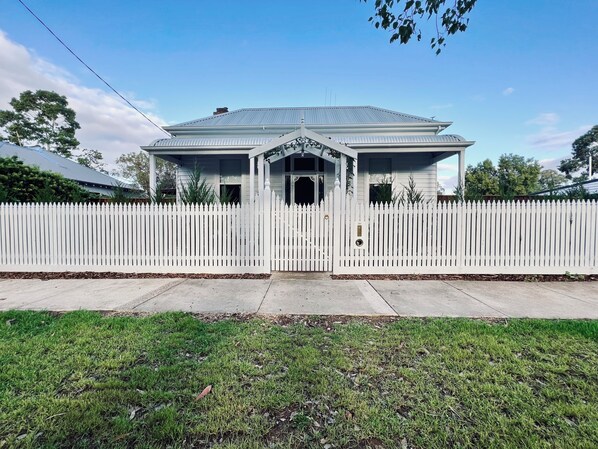 Exterior - The White House (Bendigo)
