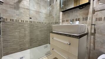 Een bad/douchecombinatie, een bidet