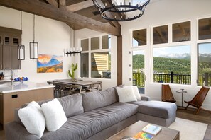 Televisión, chimenea y oficina