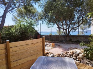 terrasse privative ouverte sur une partie du jardin pour étendre le linge