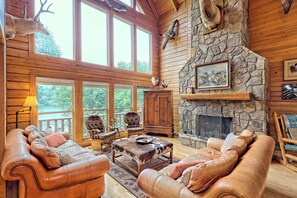 تلفزيون ذكي، مدفأة، مكتب