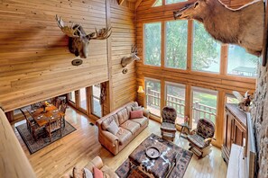 تلفزيون ذكي، مدفأة، مكتب