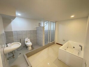 Deluxe kamer, 1 slaapkamer | Badkamer | Een haardroger